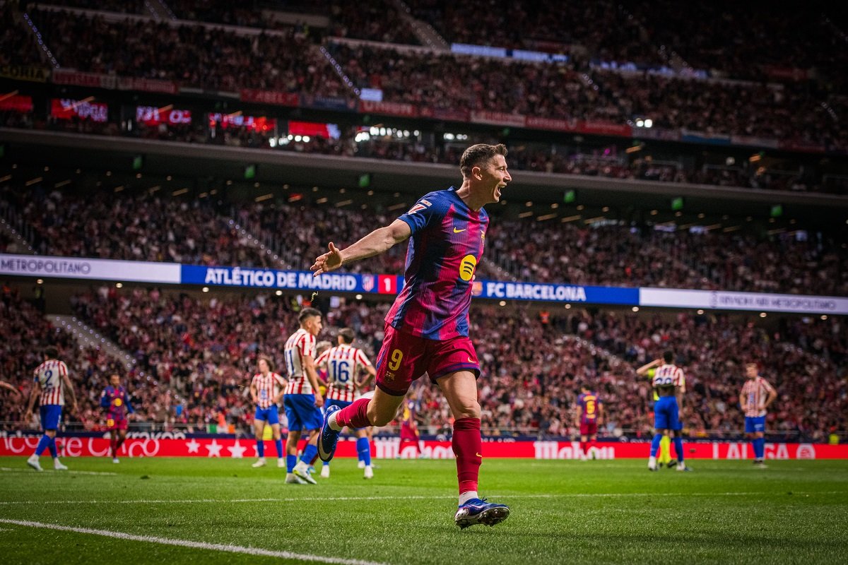Robert Lewandowski celebrating goal for Barcelona against Atletico Madrid