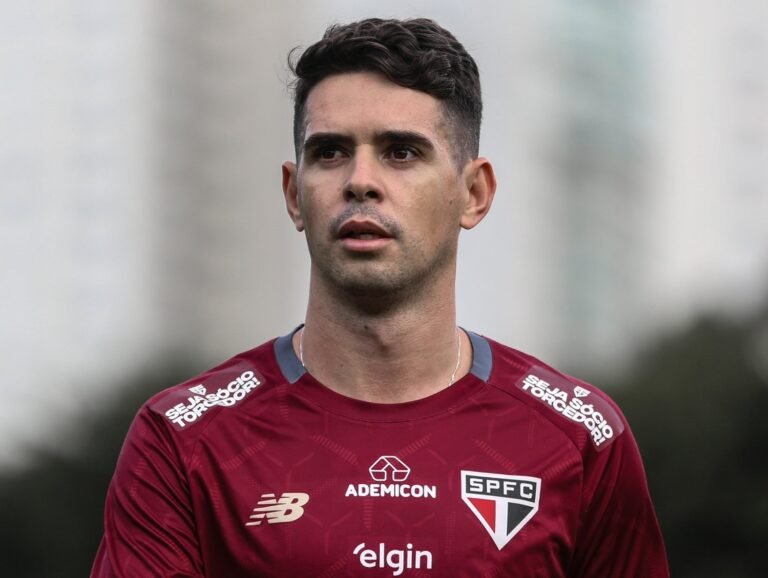 Former Chelsea player Oscar in Sao Paulo colours