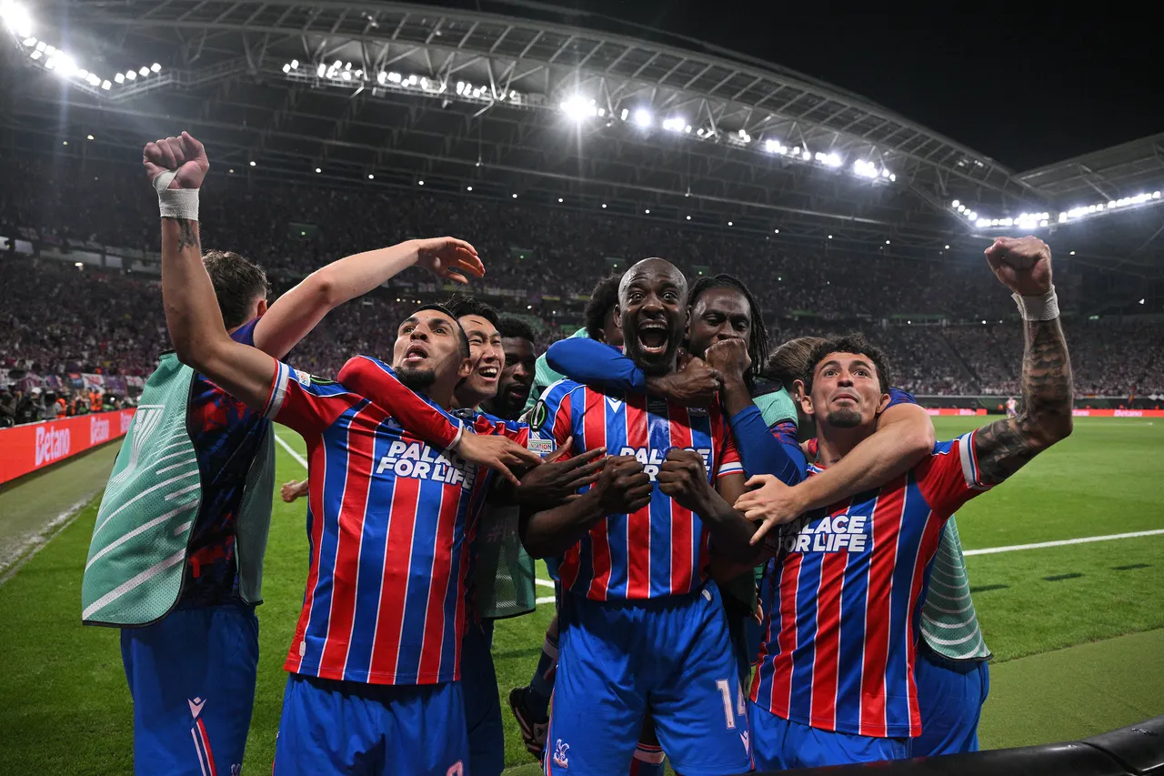 Crystal palace Players celebrating a goal