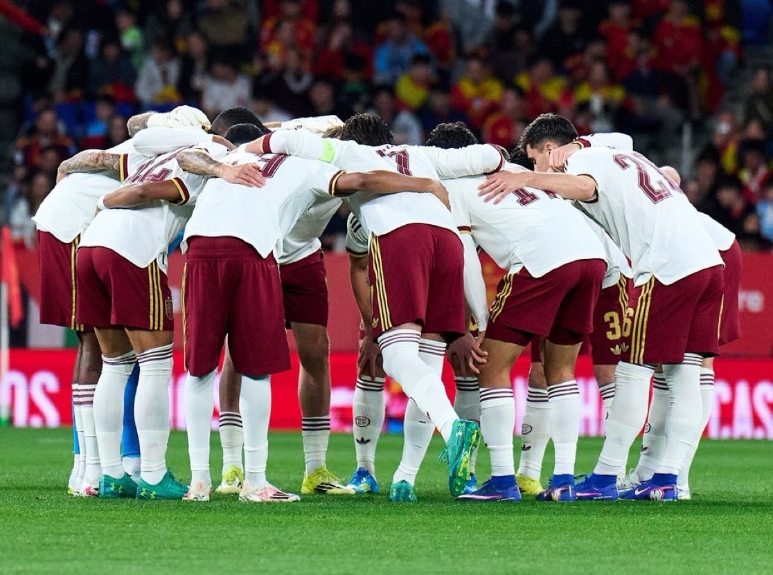 Spain players huddled on the pitch before a game