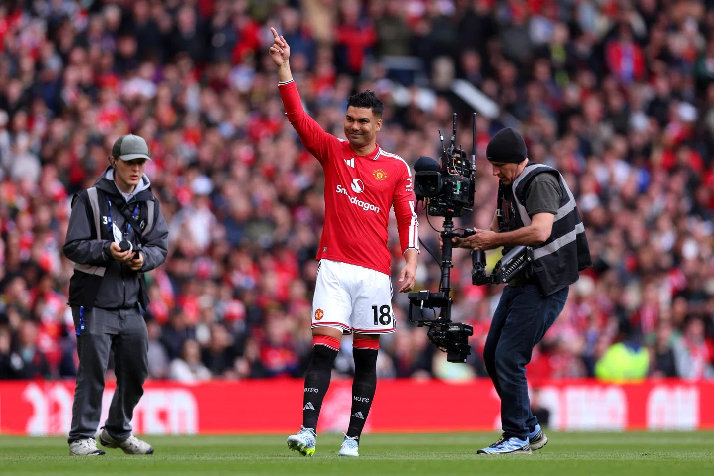 Casemiri waving goodbye to Manchester United fans in final home game against Nottingham Forest