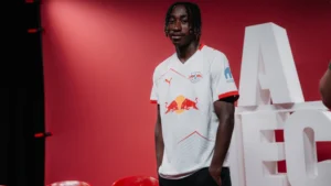 Yan Diomande posing in an RB Leipzig shirt