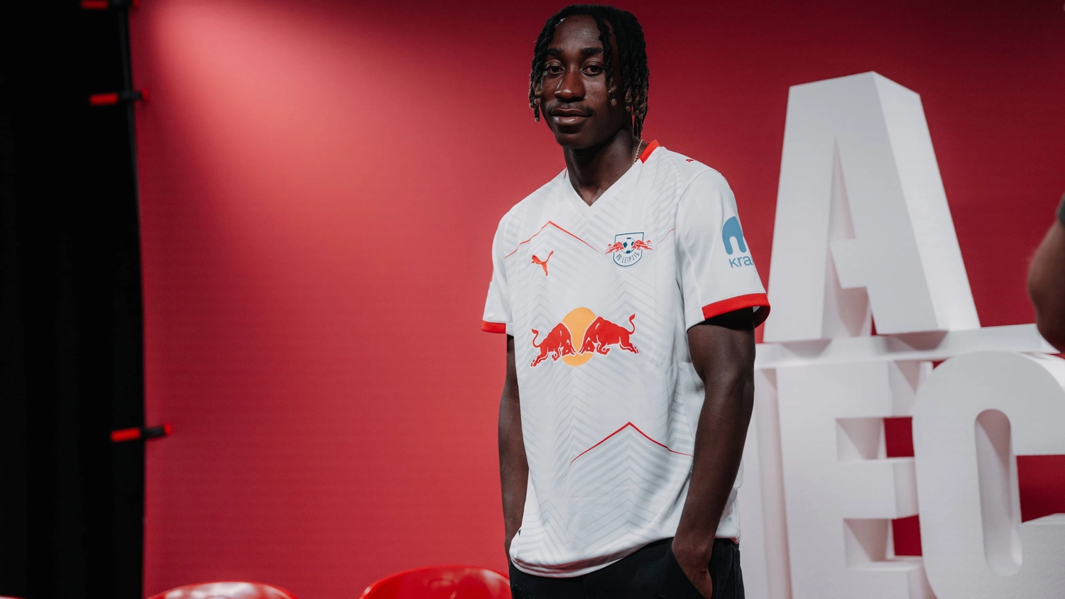 Yan Diomande posing in an RB Leipzig shirt