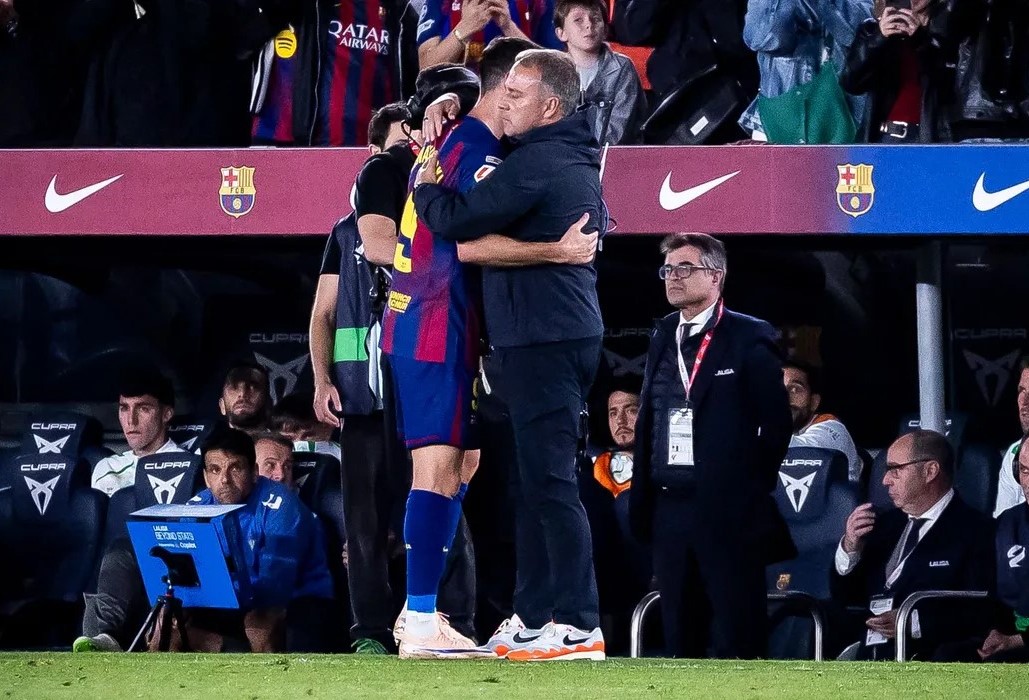 Hansi Flick hugging Robert Lewandowski at Camp Nou