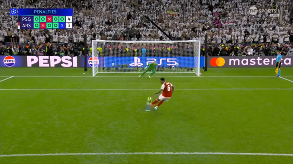 Gabriel Magalhaes misses his spotkick for Arsenal.