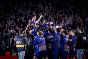 Barcelona players say goodbye to Robert Lewandowski by lifting him in the air