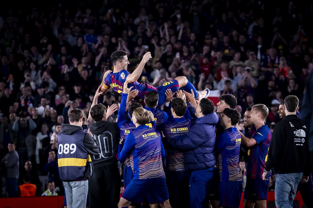 Barcelona players say goodbye to Robert Lewandowski by lifting him in the air