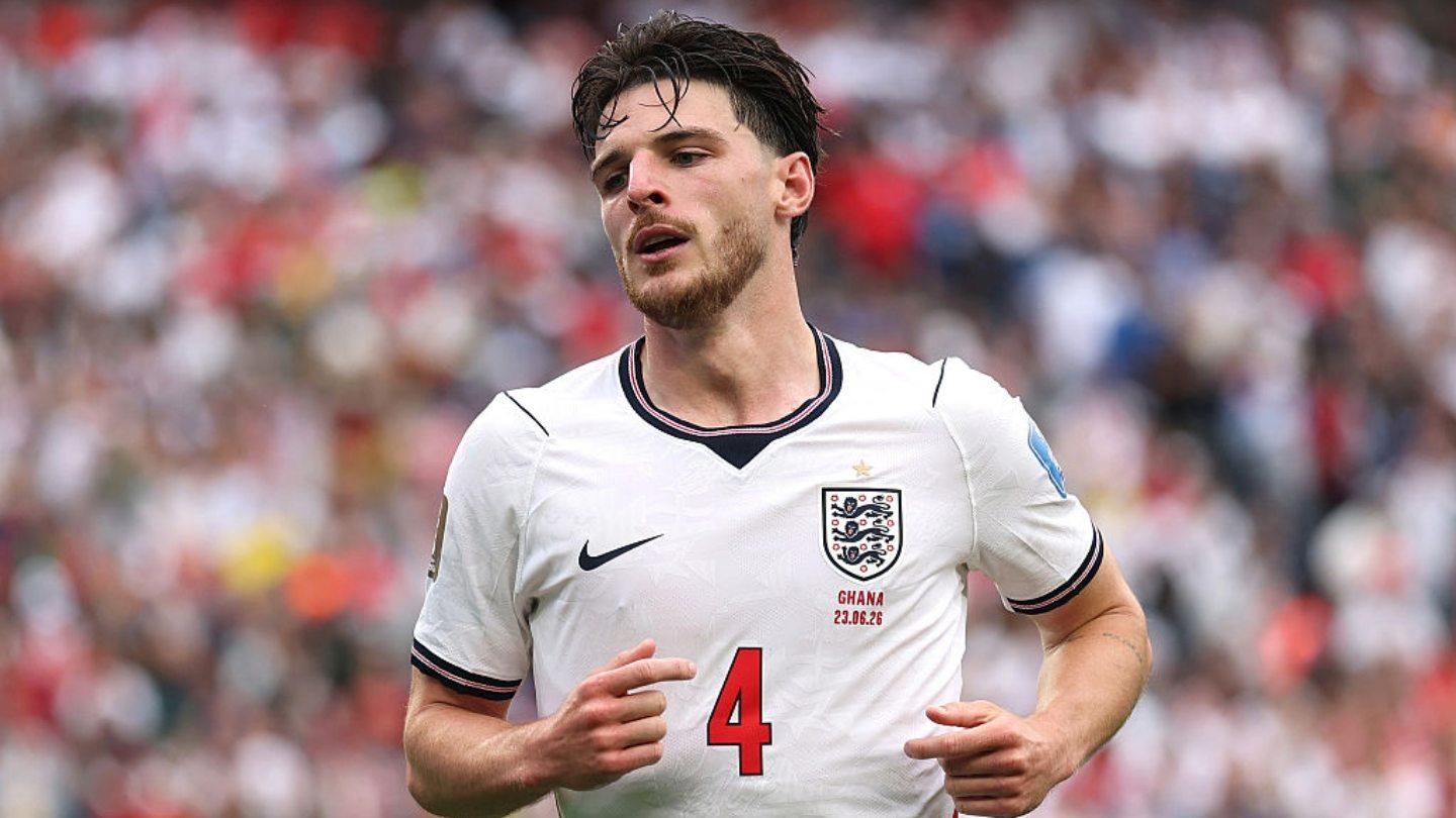 Declan Rice jogging during England's gam against Ghana