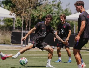 Christian Pulisic in training with USA teammates