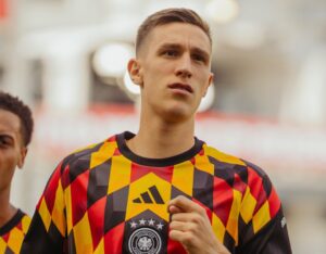 Nico Schlotterbeck jogging during training with Germany