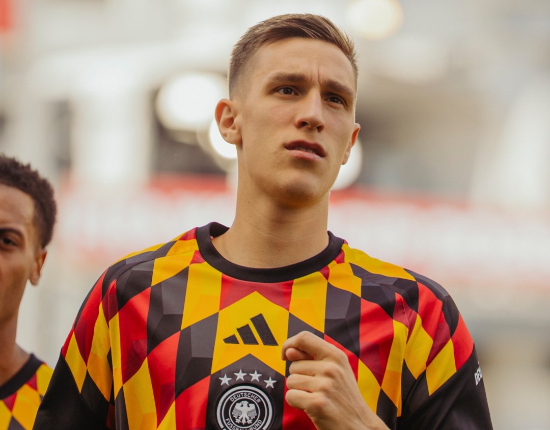 Nico Schlotterbeck jogging during training with Germany