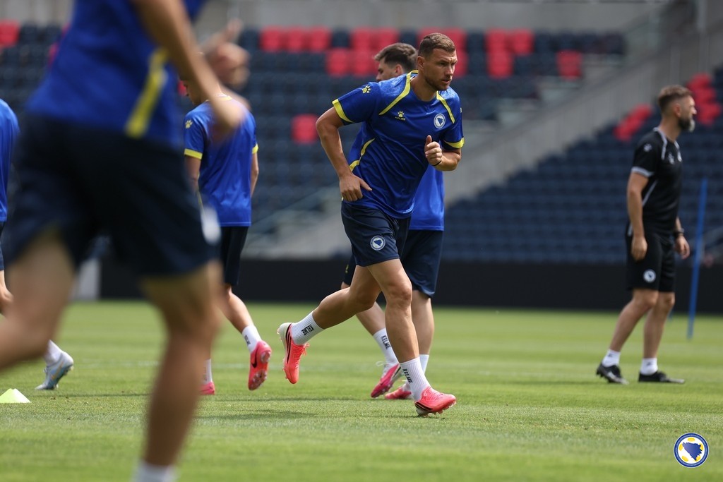 Edin Dzeko running during training with the Bosnia team ahead of the 2026 World Cup