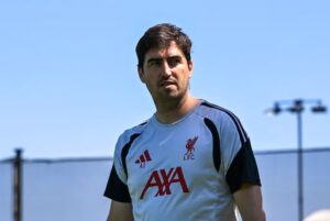 Andoni Iraola overseeing a Liverpool training section