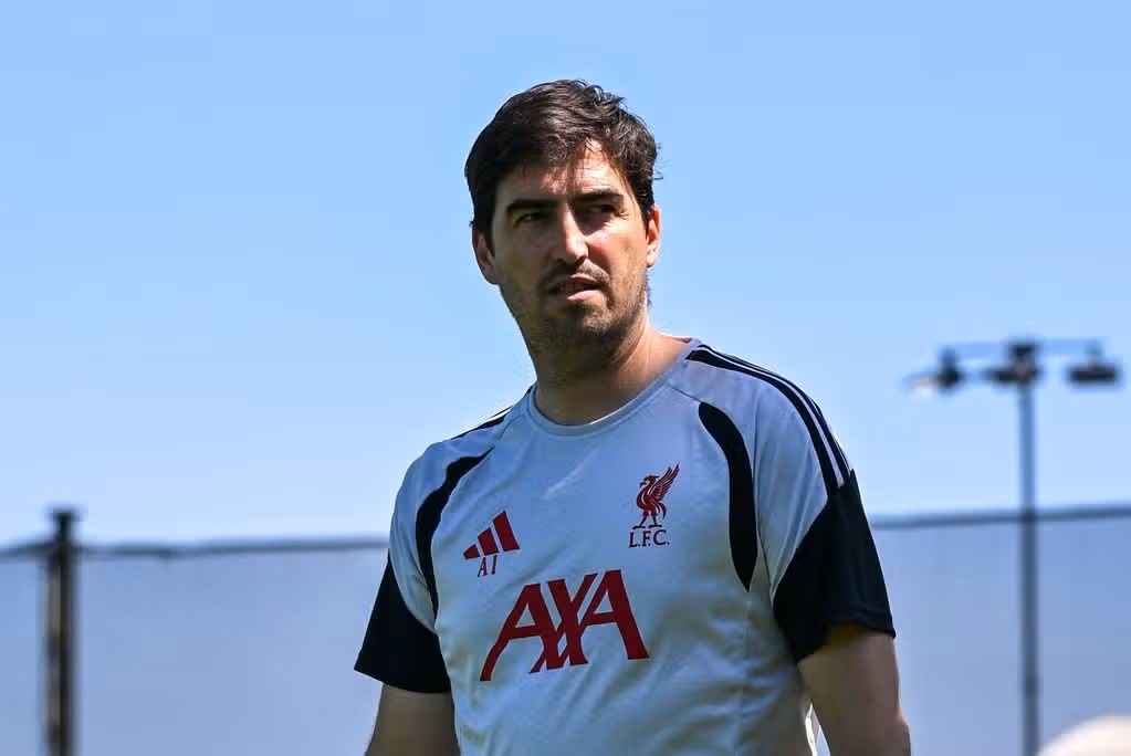 Andoni Iraola overseeing a Liverpool training section