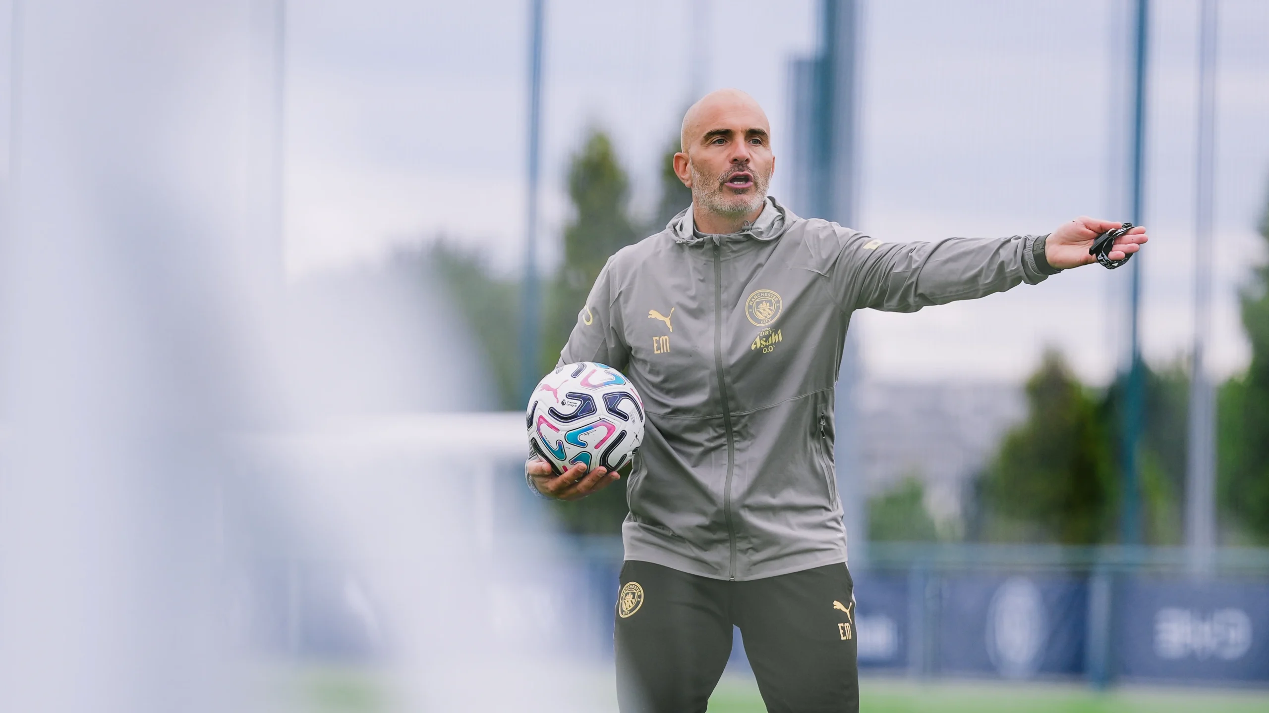 Enzo Maresca supervising a Manchester City training session