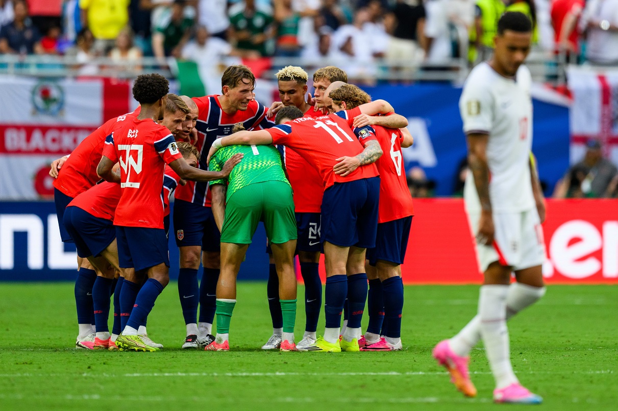 Norway team huddled on the pitch against England