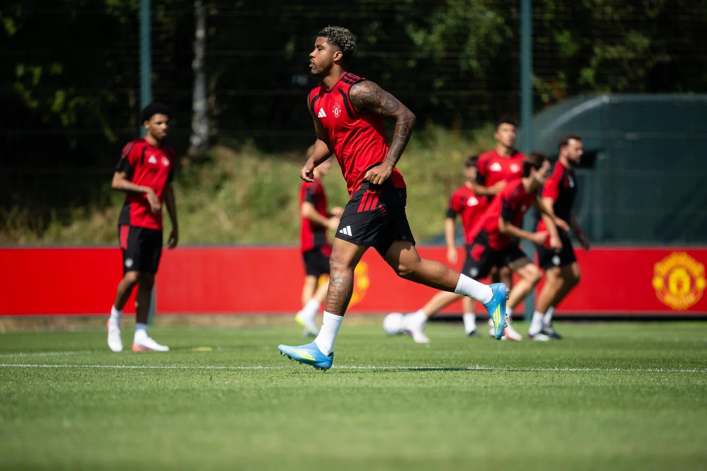 Andrey Santos running during training with Manchester United