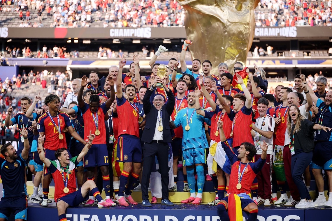 Spain coach lifting World Cup with players