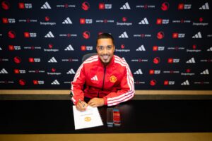 Youri Tielemans signing contract at Manchester United