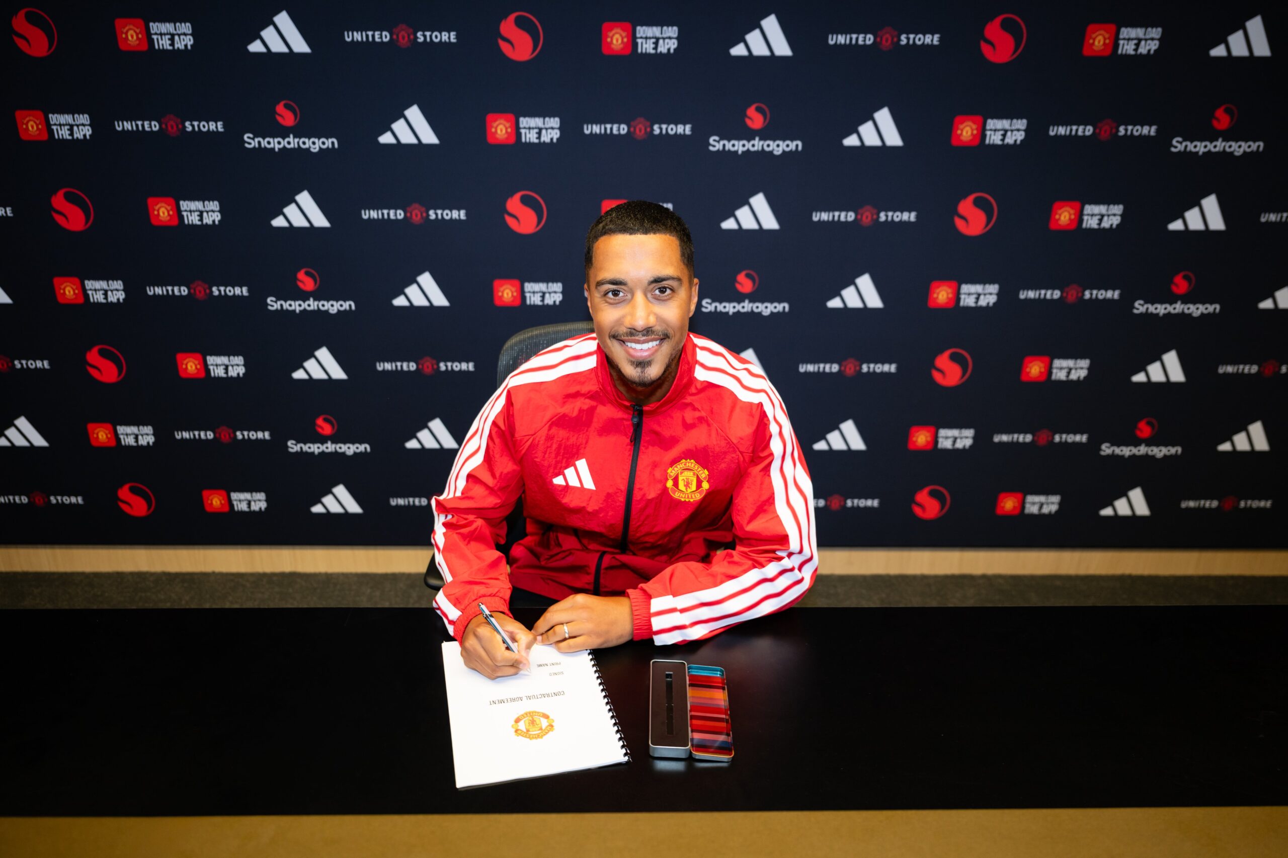 Youri Tielemans signing contract at Manchester United