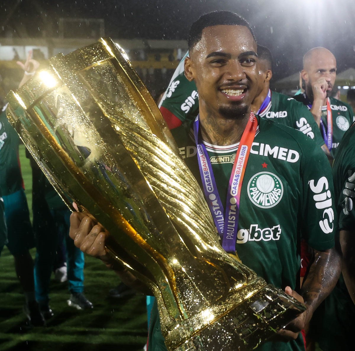 Allan Elias holding a trophy in Palmeiras colours
