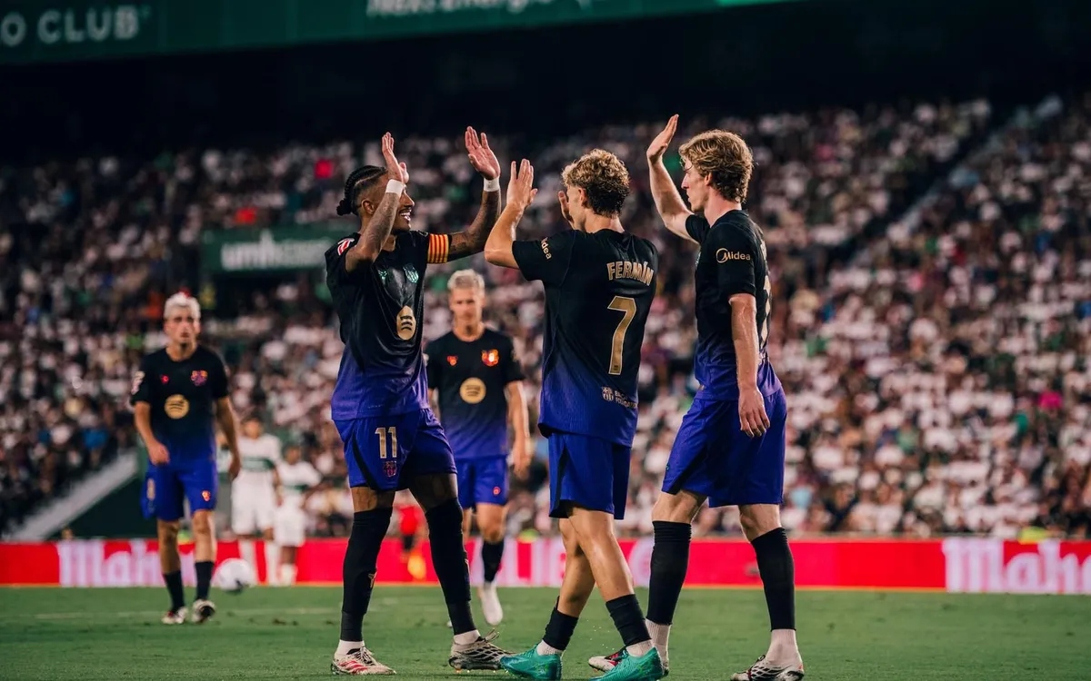 Rapinha, Fermin Lopez and Barcelona teammates celebrating a goal