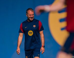 Hansi Flick supervising a Barcelona training exercise