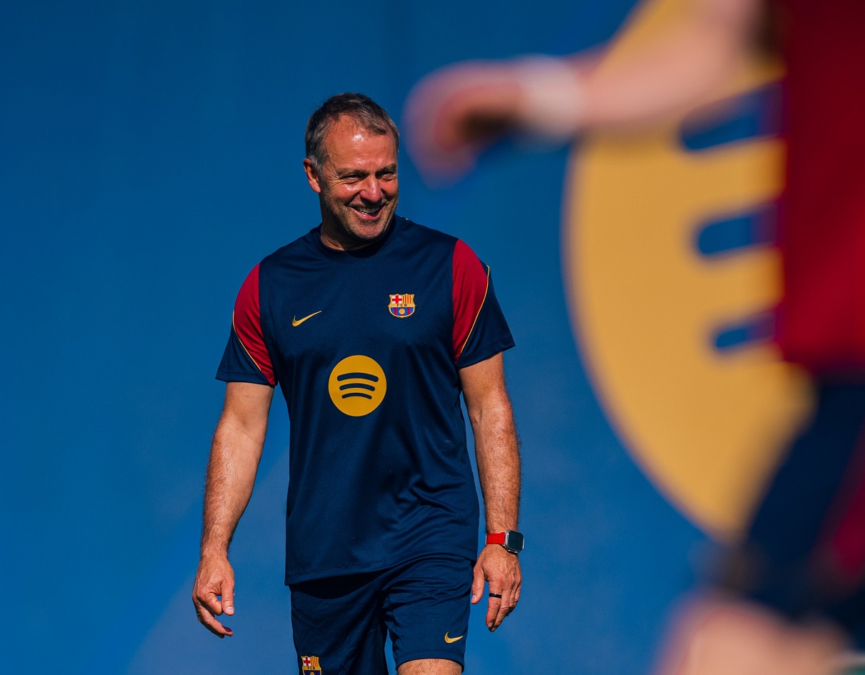 Hansi Flick supervising a Barcelona training exercise