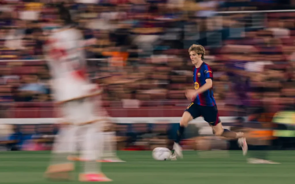 Anthony Gordon on the ball for Barcelona