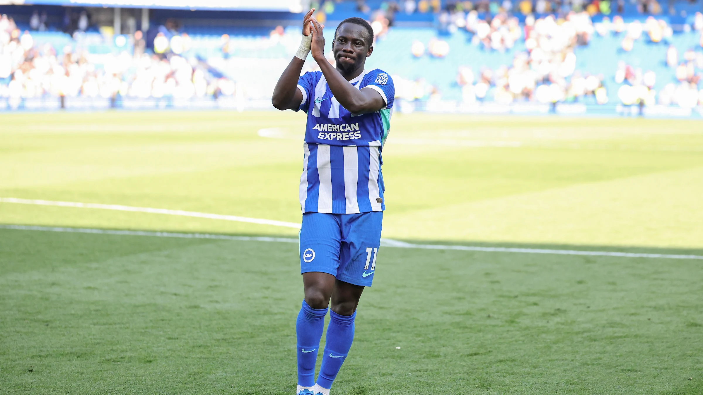 Yankuba Minteh applauding Brighton fans