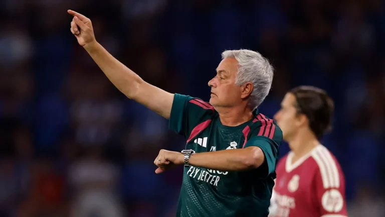 Real Madrid manager Jose Mourinho issuing instructions against Deportivo La Coruna