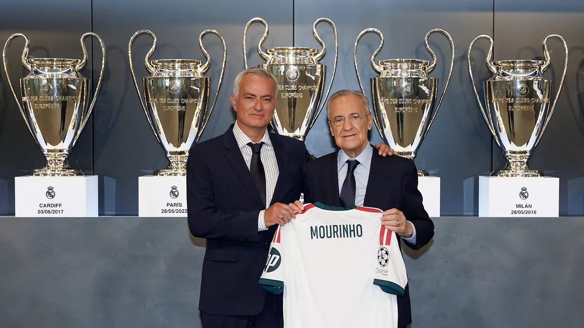 Jose Mourinho and Real Madrid president Florentino Perez posing during his presentation