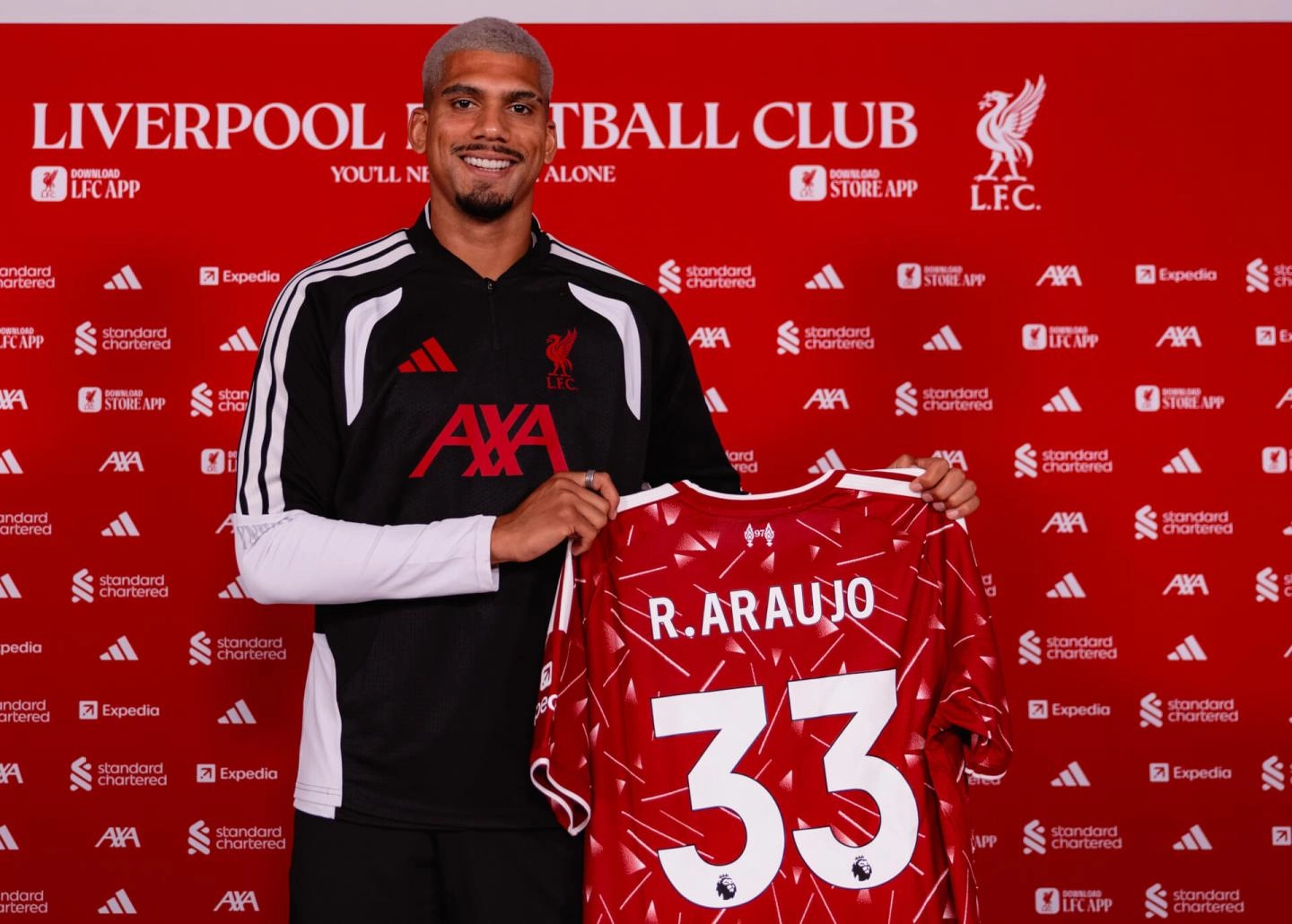 Ronald Araujo posing with Liverpool shirt