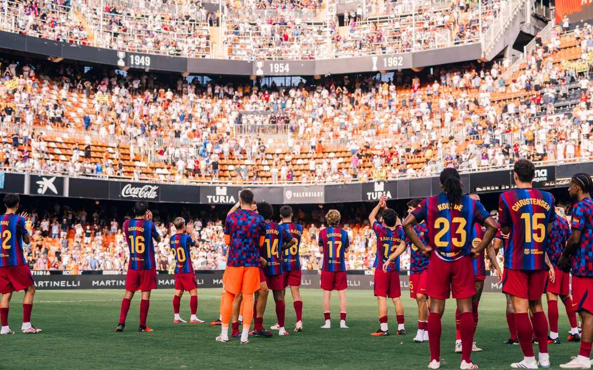 Barcelona players acknowledging fans at the Mestalla