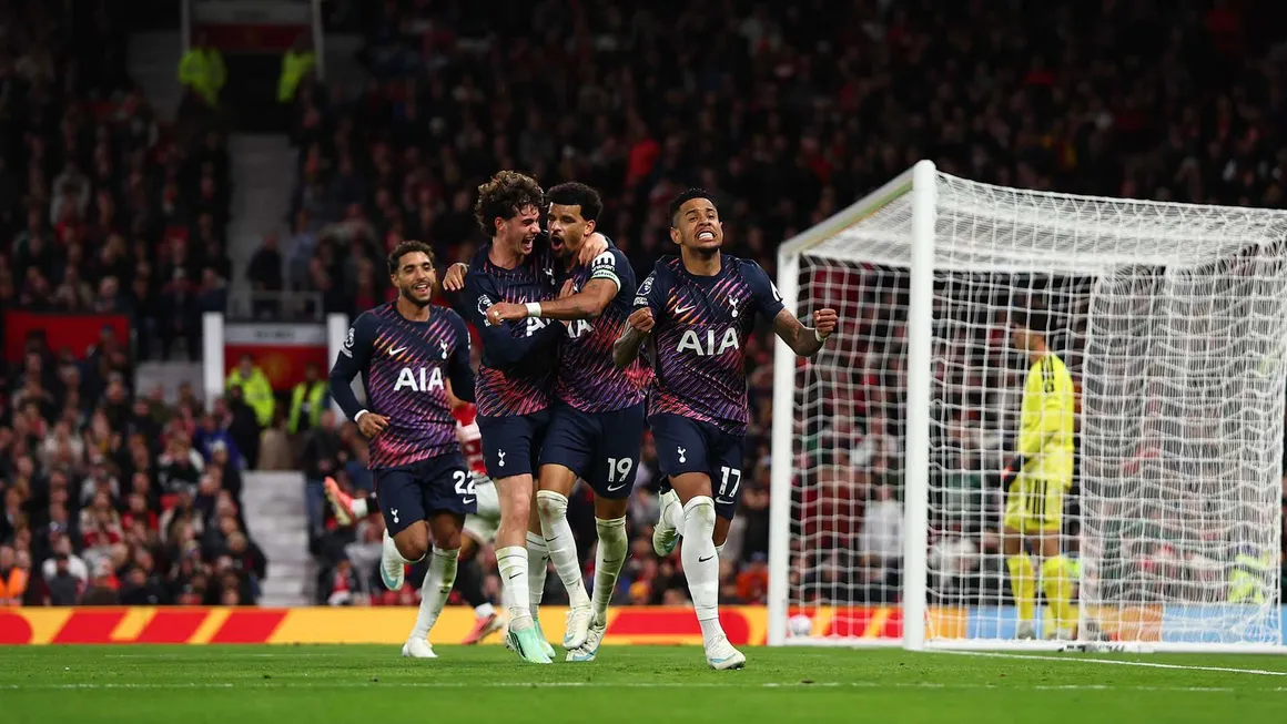 Dominic Solanke and Tottenham teammates celebrating goal
