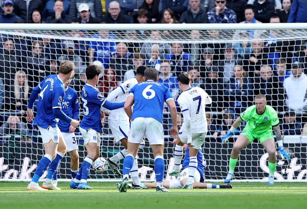 Pedro Neto scoring for Chelsea against Everton