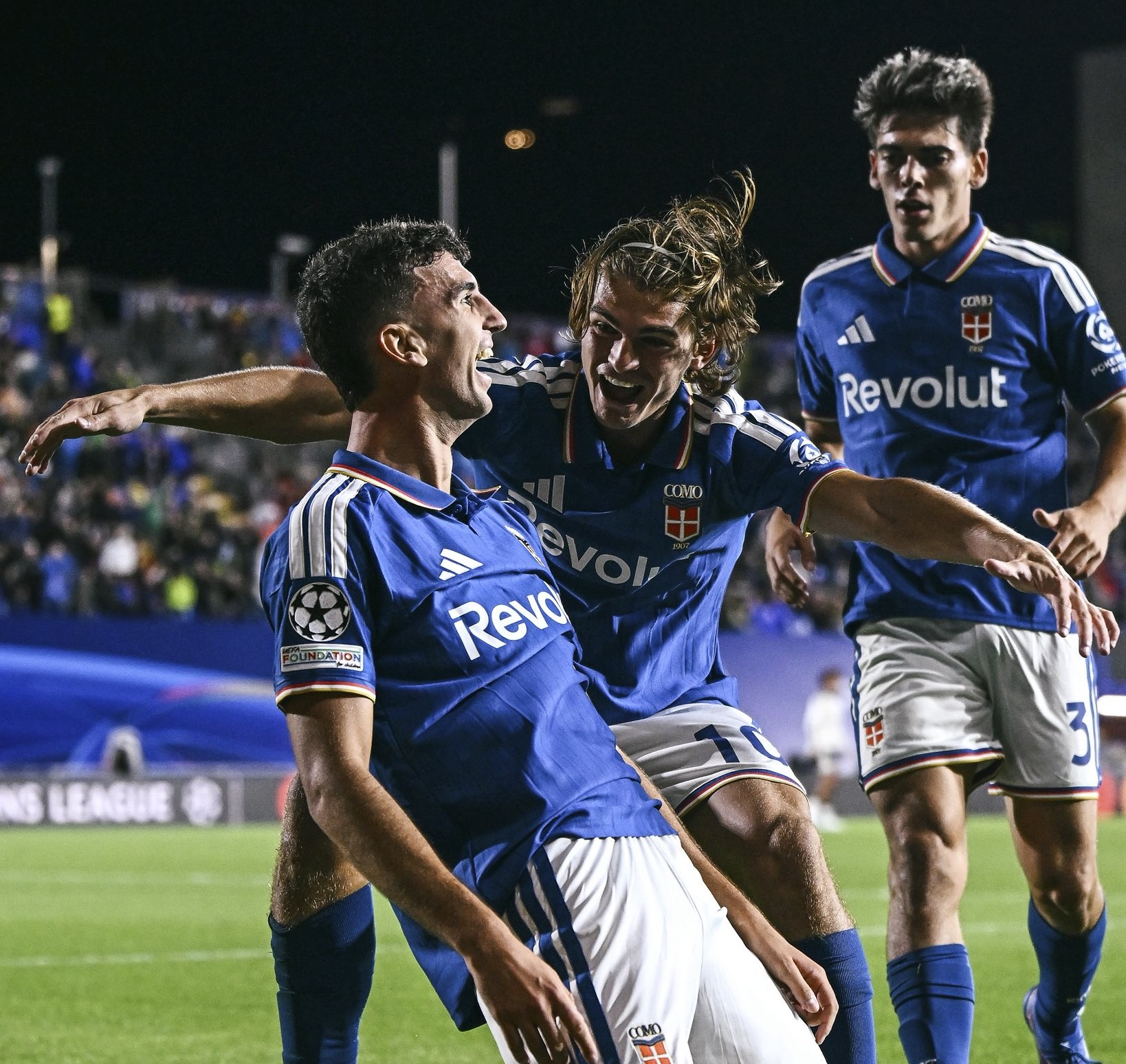 Como players celebrating goal against Manchester United
