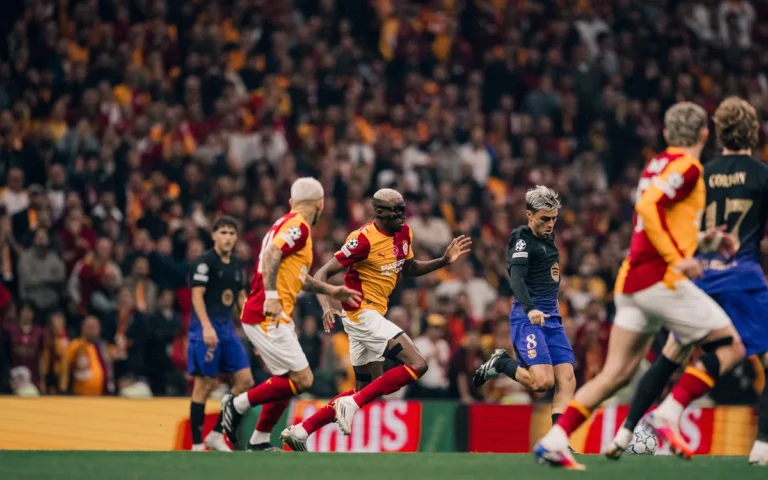 Pedri on the ball for Barcelona against Galatasaray