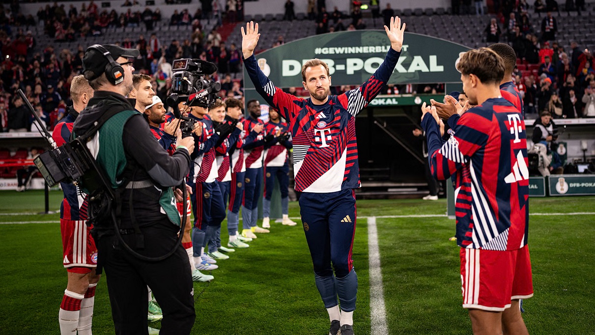 Harry Kane receiving a guard of honour from Bayern Munich teammates