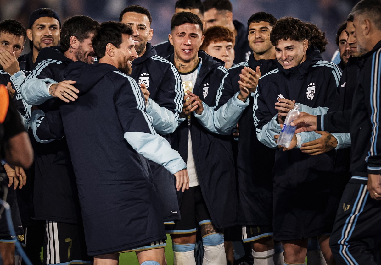 Lionel Messi and his teammates standing as a group