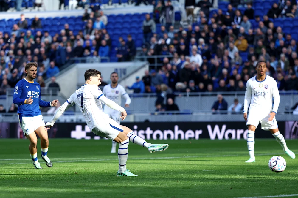 Pedro Neto scoring for Chelsea